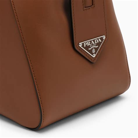 prada stock a mano grande